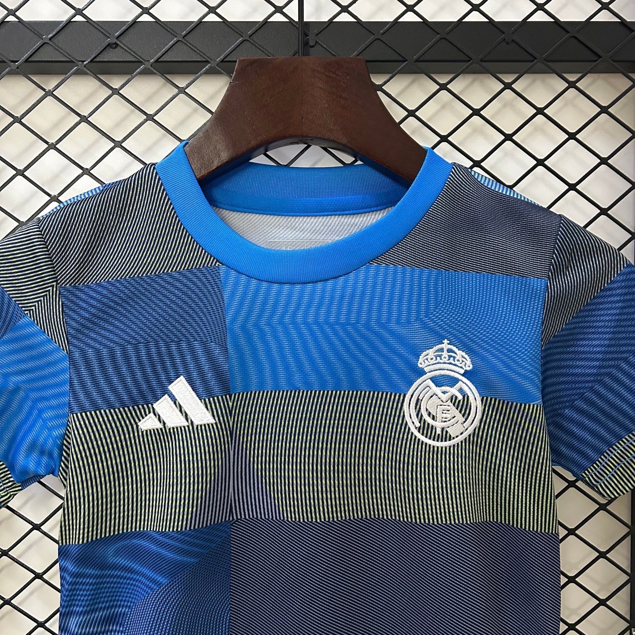 REAL MADRID EQUIPACIÓN ENTRENAMIENTO 25/26 NIÑOS - Bota de Oro Tienda