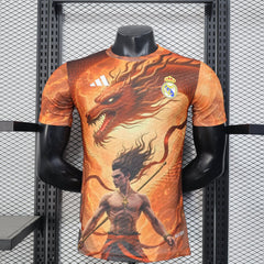 REAL MADRID EQUIPACIÓN ESPECIAL DRAGON 25/26 (VERSIÓN JUGADOR) - Bota de Oro Tienda