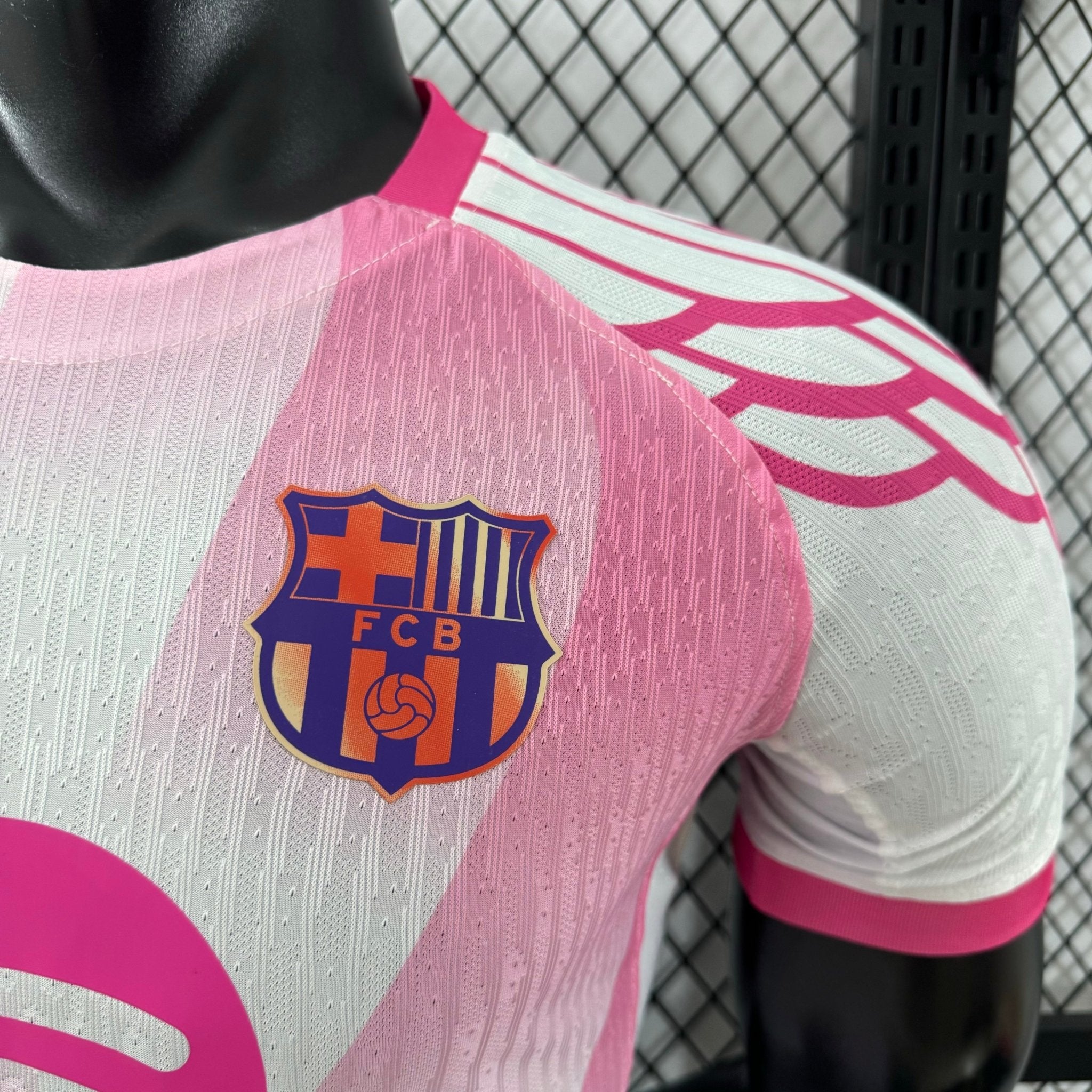 BARCELONA EQUIPACIÓN ESPECIAL ROSA/BLANCO 25/26 (VERSIÓN JUGADOR) - Bota de Oro Tienda