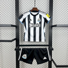 NEWCASTLE PRIMERA EQUIPACIÓN 25/26 NIÑOS - Bota de Oro Tienda