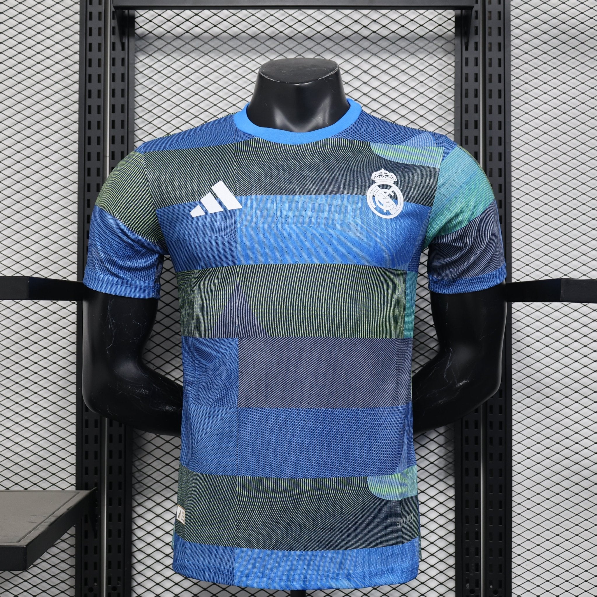REAL MADRID EQUIPACIÓN ENTRENAMIENTO 25/26 (VERSIÓN JUGADOR) - Bota de Oro Tienda