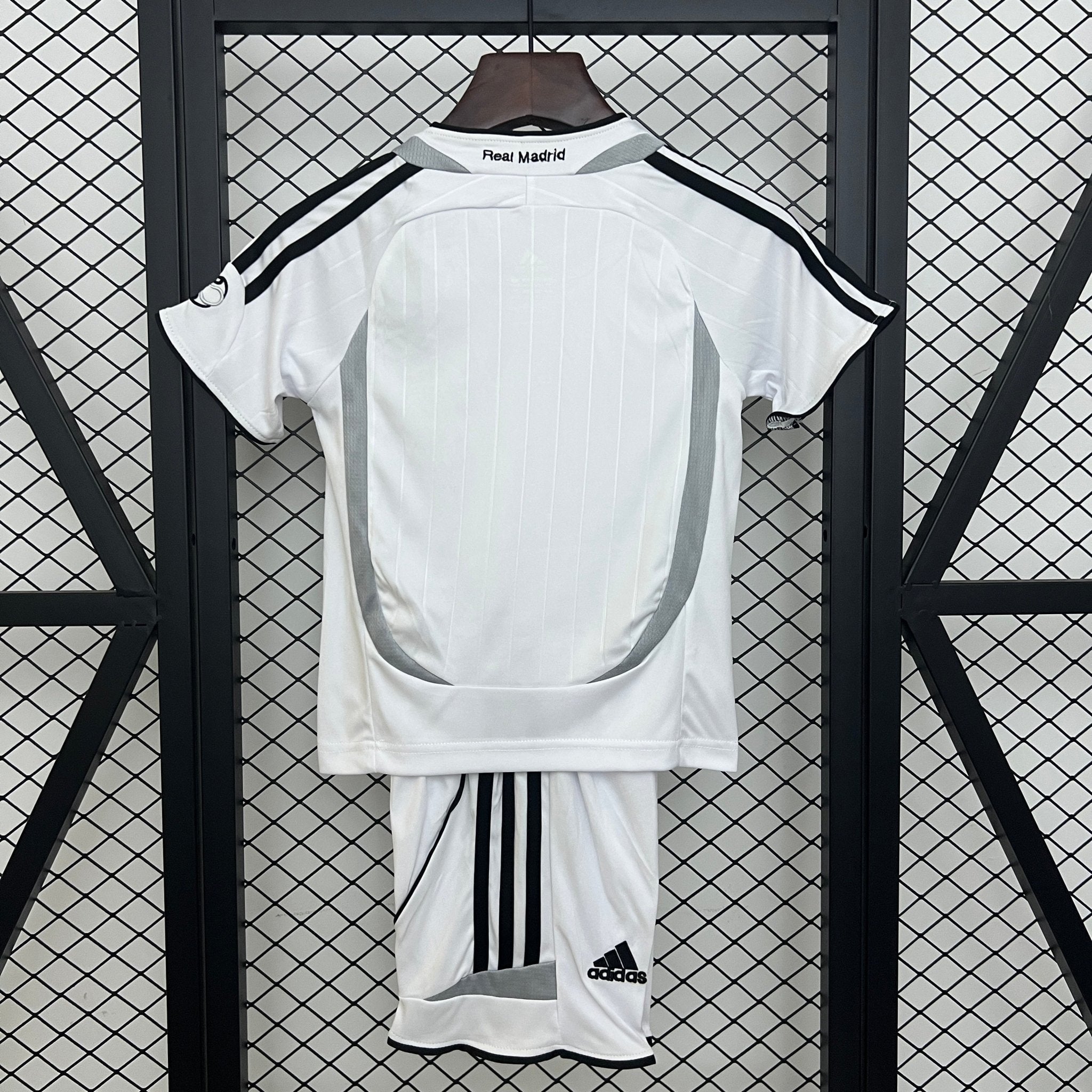 REAL MADRID PRIMERA EQUIPACIÓN 06/07 NIÑOS RETRO - Bota de Oro Tienda