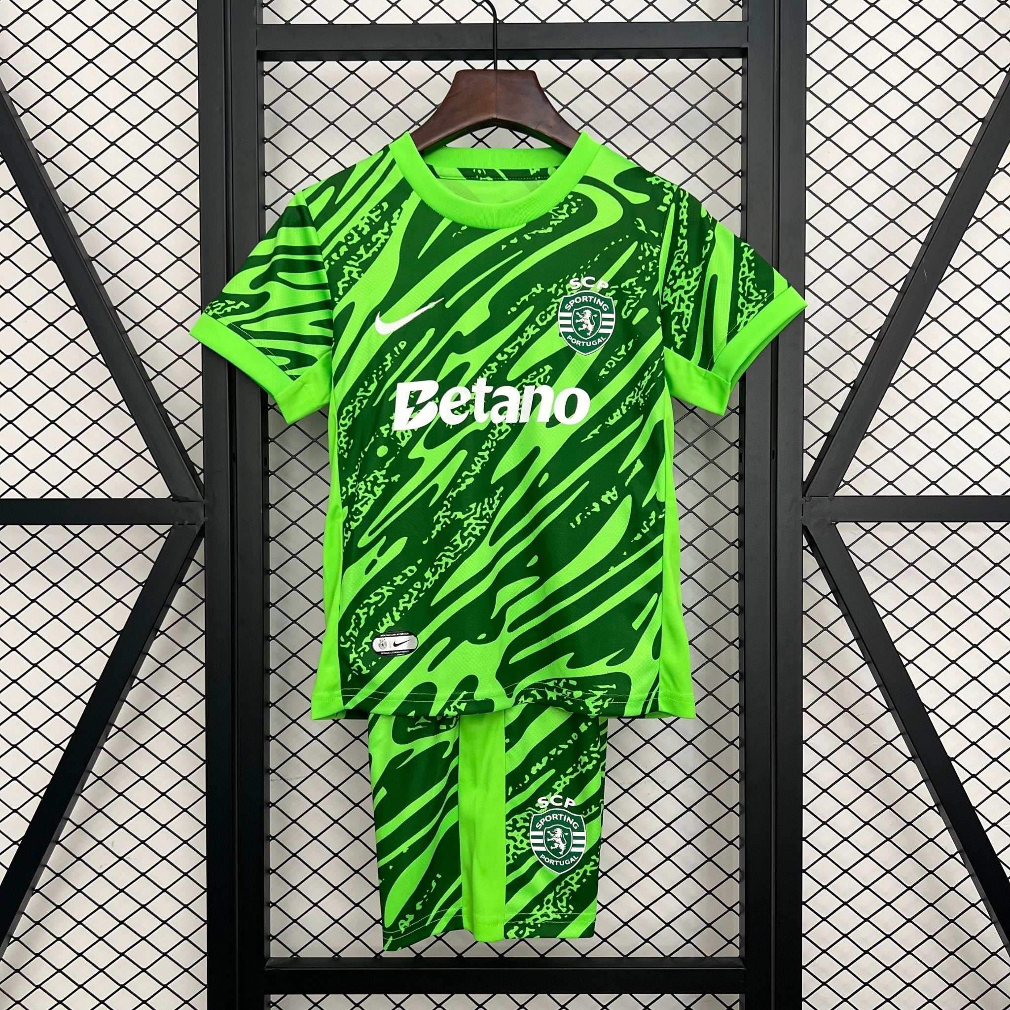 SPORTING LISBOA EQUIPACIÓN PORTERO II 25/26 NIÑOS - Bota de Oro Tienda